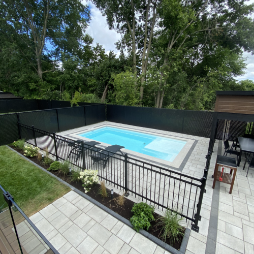 Piscine, clôture et pavé-uni