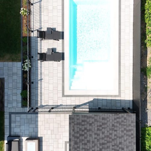 Vu d'oiseau avec piscine et pavé-uni