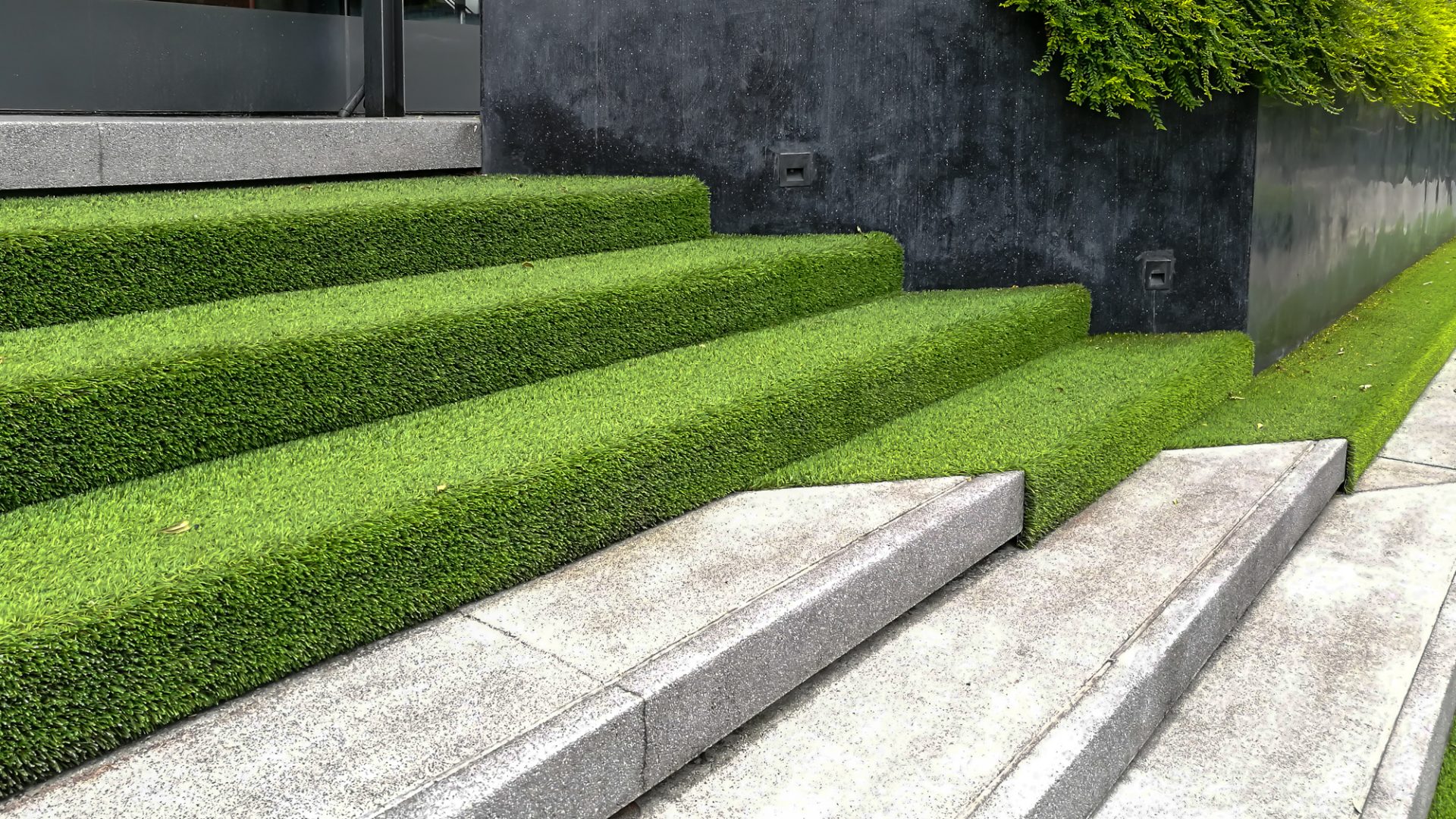 Conception moderne de gazon synthétique et pavé-uni - Les Frères Verts